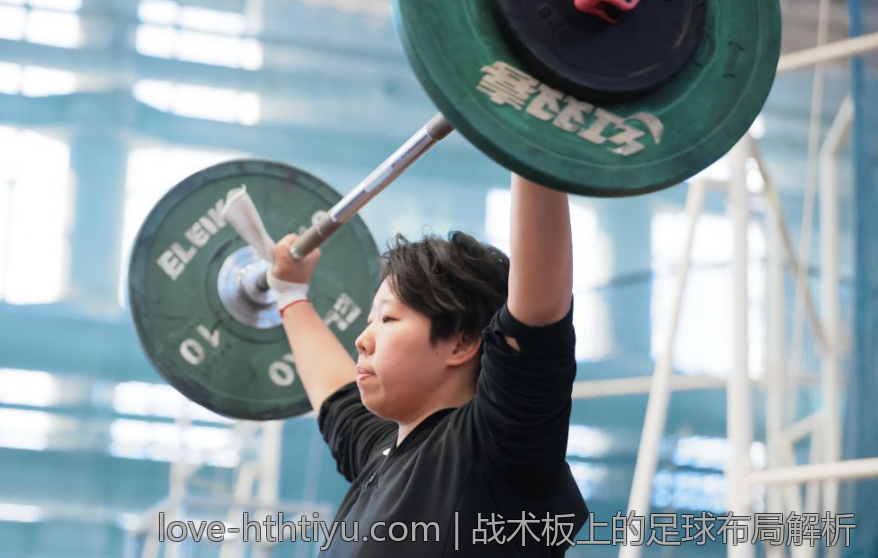 战术板上的足球布局解析